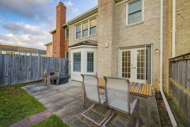 Building Photo - Beautifully Updated Townhome in Rockville