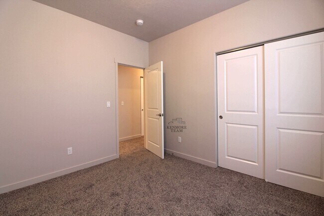 Building Photo - 3 Bedroom, 2.5 Bath Townhome in Central Kennewick
