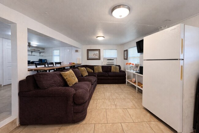 Building Photo - 4111 Oleander Dr