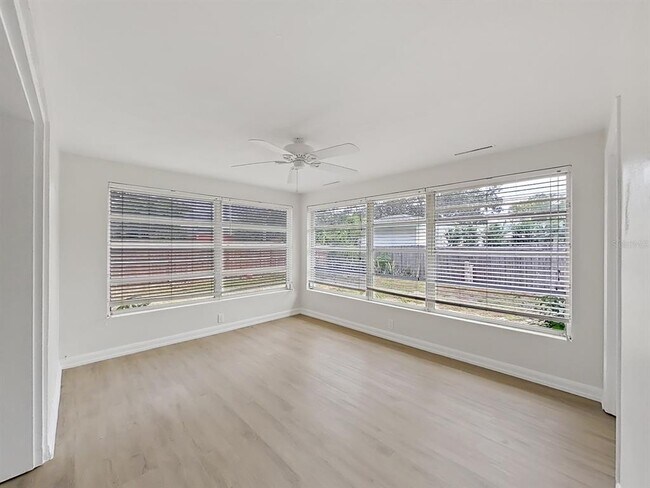 Building Photo - 1701 Laurie Ln