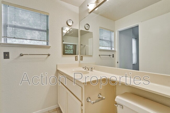 Building Photo - 409 Hillwood Ct