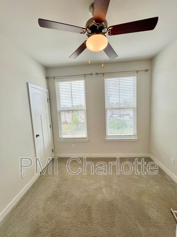 Building Photo - 240 Parkwood Ave
