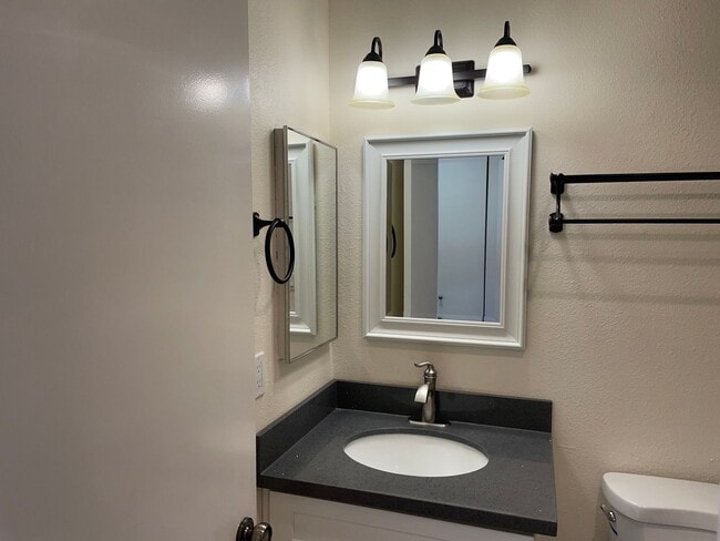 Building Photo - $500 off 1st months rent!!  Bright and Modern Northgate Condo!