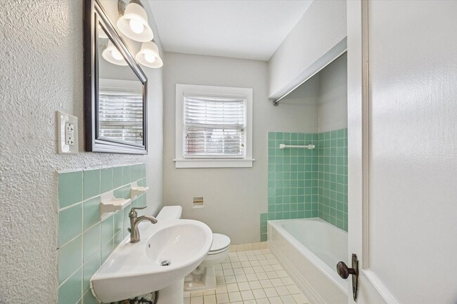 Building Photo - 1810/1812 W. Alabama St Apartments