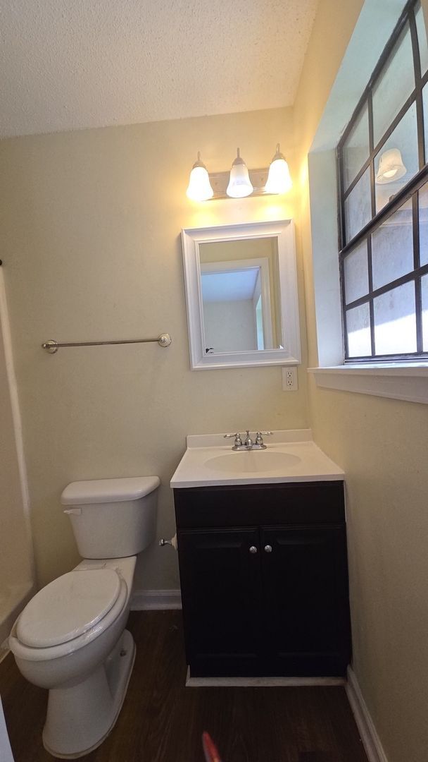 Building Photo - 1097 Live Oak Dr