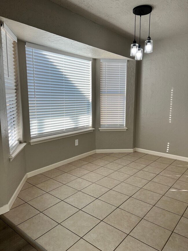 Building Photo - 919 SW 60th- AVAILABLE NOW!!