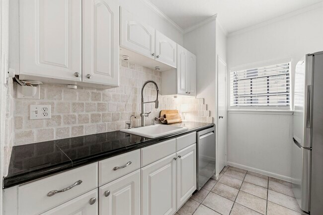 Building Photo - 9850 Pagewood Ln