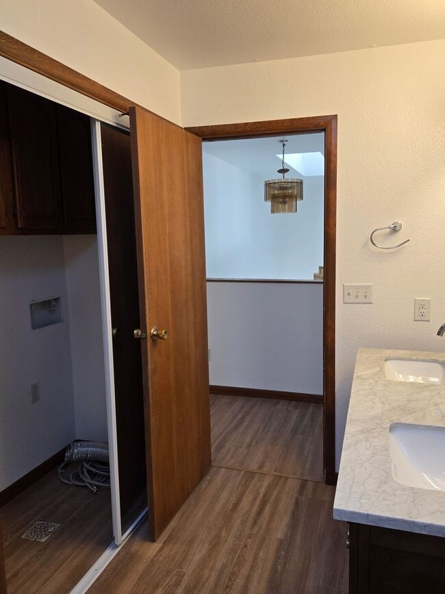 Building Photo - Newly Updated 4 Bedroom East Anchorage Home!