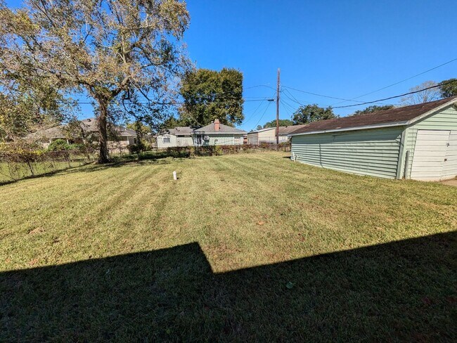 Building Photo - 3230 Maplewood Ln