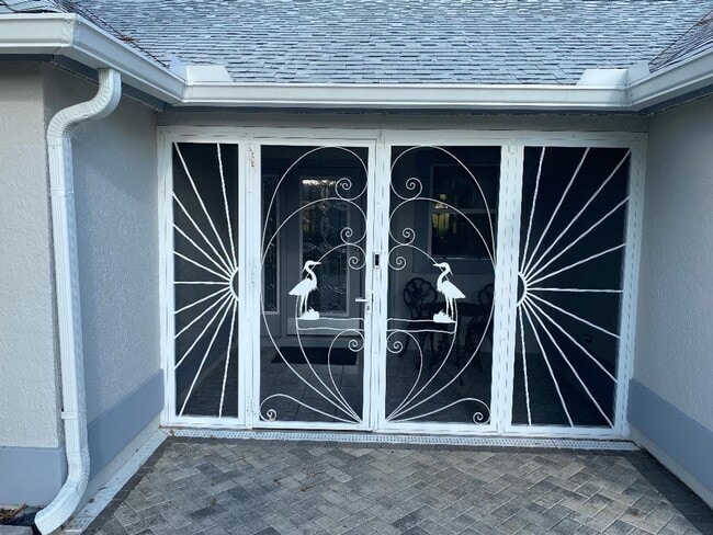 Building Photo - Spectacular ANNUAL LEASE, Fully Furnished ...