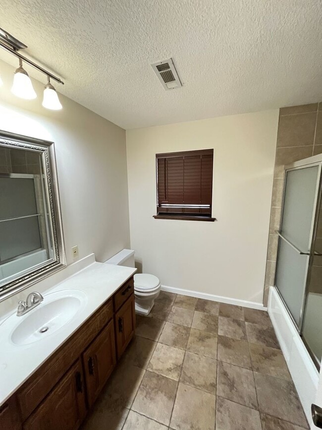 Building Photo - 3 bedroom 2 bath in tucked away neighborhood