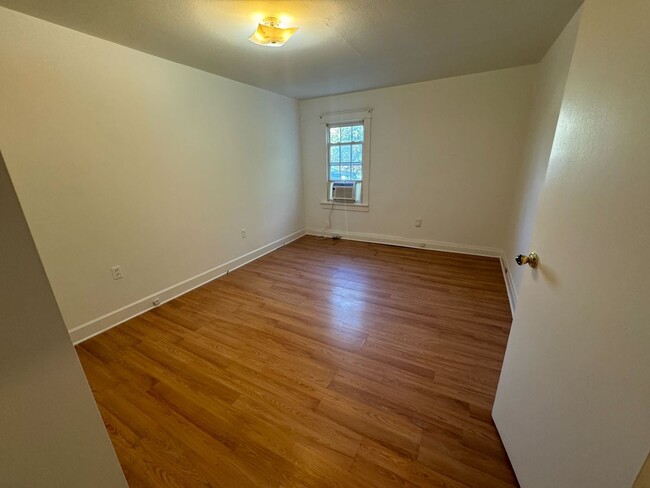 Building Photo - 1 bed/1 bath unit in triplex located in de...