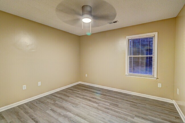 Building Photo - 334 Pine Ave