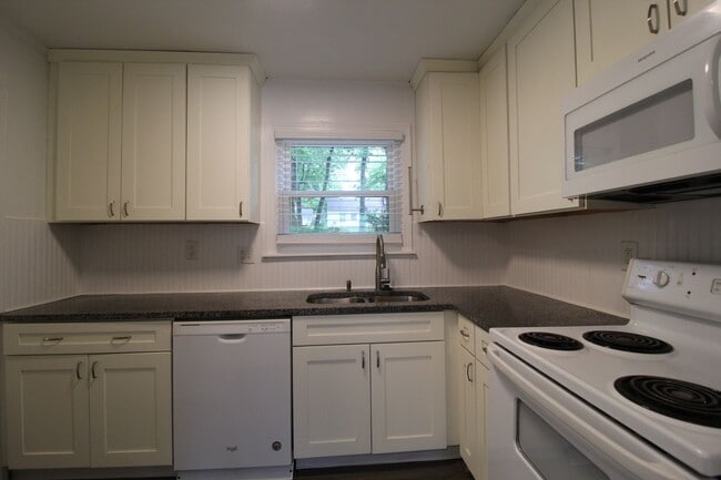 Building Photo - 3 Bedroom 1 Bath Home In Prairie Village
