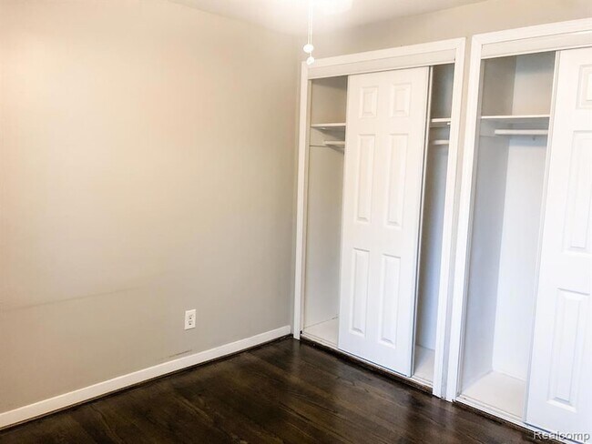 Building Photo - 721 N Eton St