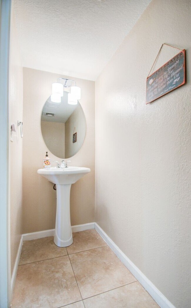 Building Photo - 4bd, 3ba on Arrowhead Golf Course!