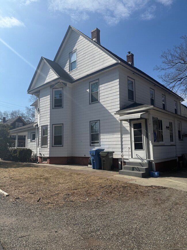 Building Photo - 63 Ridge St