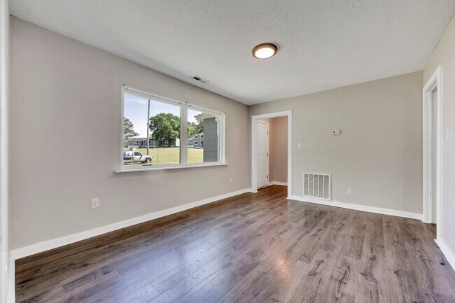 Building Photo - Adorable 1 bed 1 bath - Central air/heat, updated