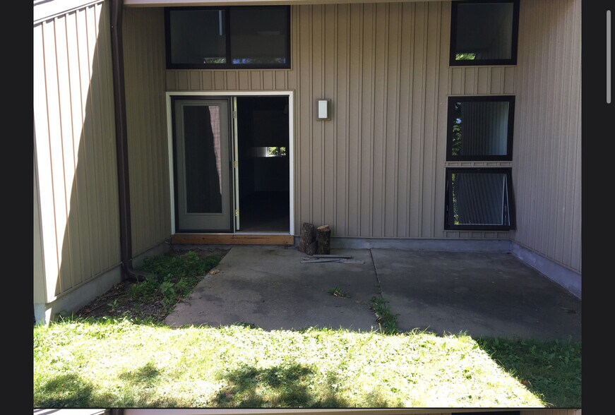 Building Photo - 1049 Danby Rd