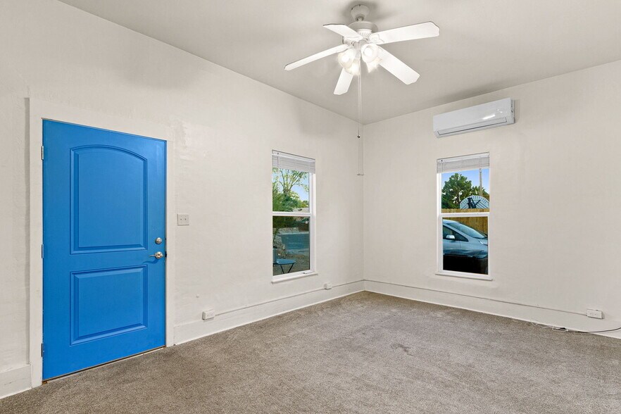 Living room 12 foot ceilings - 306 S San Pedro St