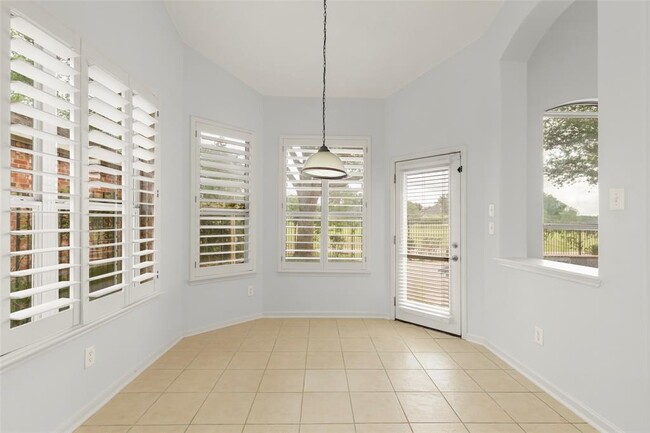 Building Photo - 2111 Blue Water Bay Dr