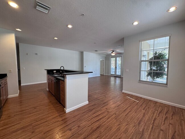 Building Photo - Bright and Inviting 3 bedroom, 2 Bath Condo in Desirable Baldwin Park