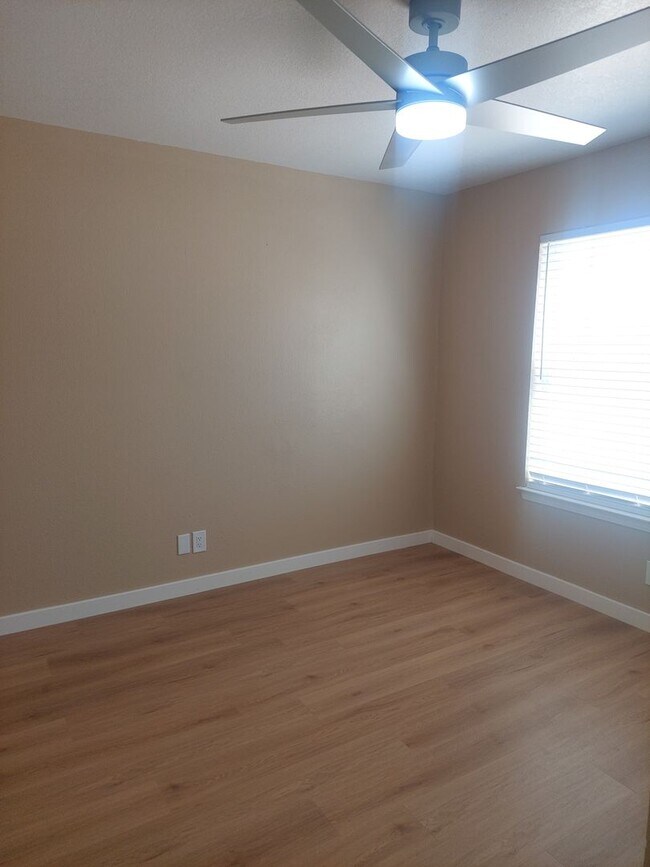 Building Photo - 4 BEDROOM 3 BATHROOM HOME! fully remodeled...