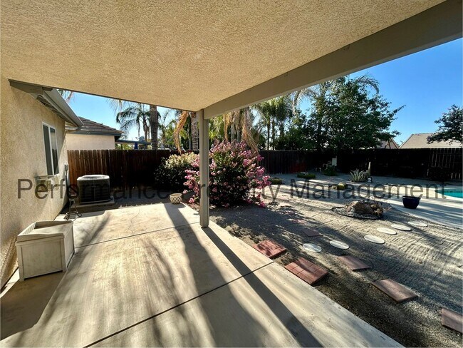 Building Photo - Stunning 3 Bed/2 Bath NW Bakersfield Home ...