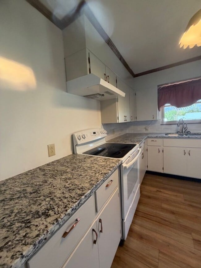 Building Photo - Maryville 37801 - Newly Remodeled 2 bedroom 2 full bath rancher with carport - Contact Debra John...