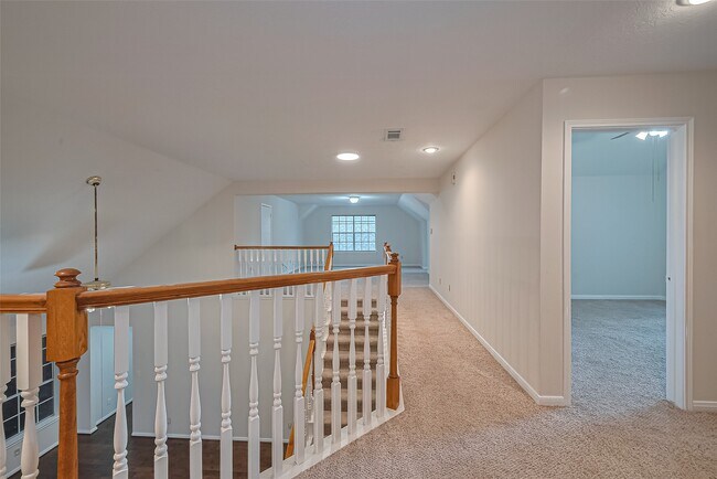 Building Photo - 1327 W Forest Dr