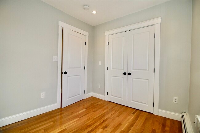 Building Photo - 2 Forest St