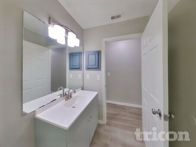 Building Photo - 1020 Woodbridge Hollow N