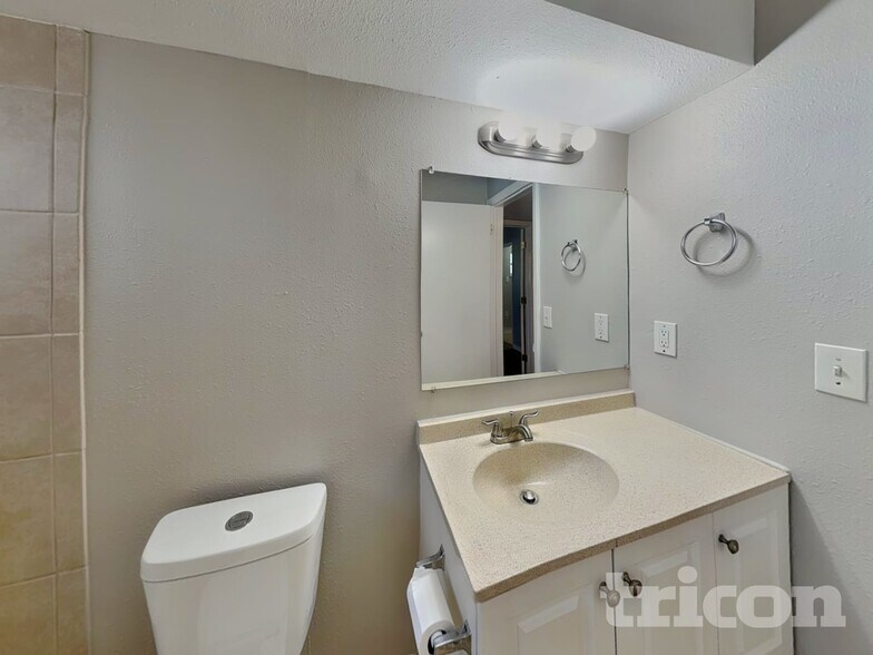 Building Photo - 1430 Thames Ln