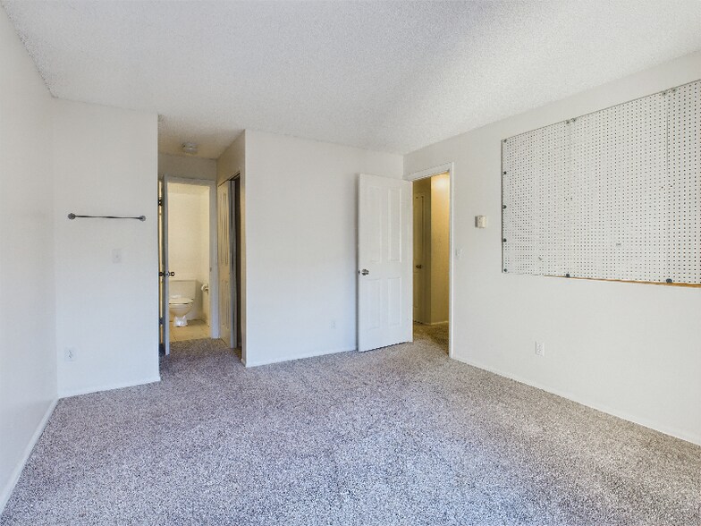 Building Photo - 14720 E Kentucky Dr