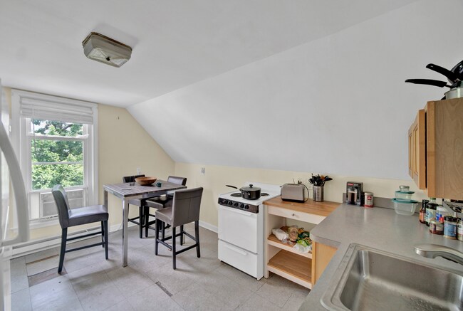 Building Photo - 2137 Maple Ave