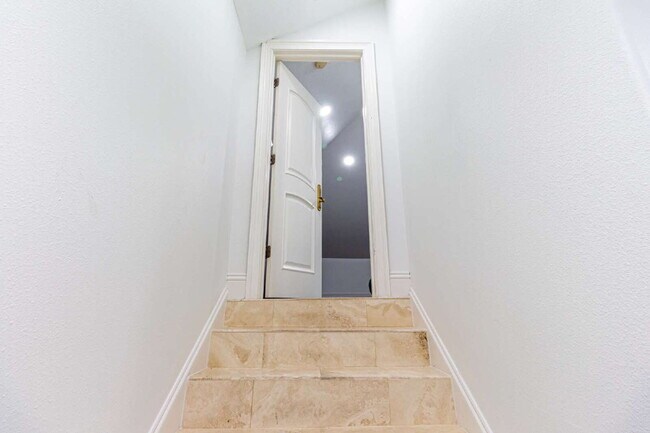 Building Photo - 4/3 Stunning Waterfront home in the heart of Clearwater Beach!