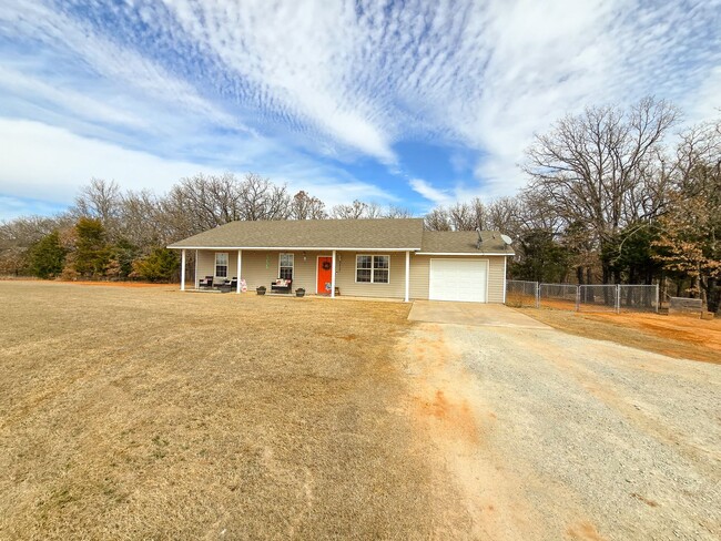 Building Photo - 3 bed 2 bath home in Tecumseh!