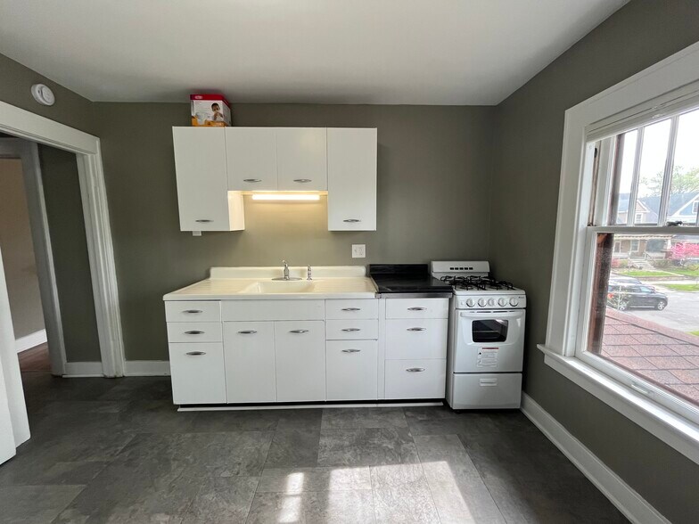 Kitchen - 747 Thieme Dr