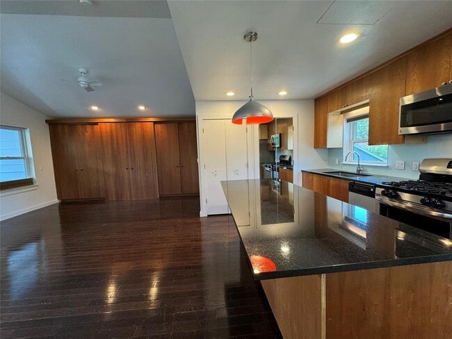 Building Photo - 1208 E 2nd St