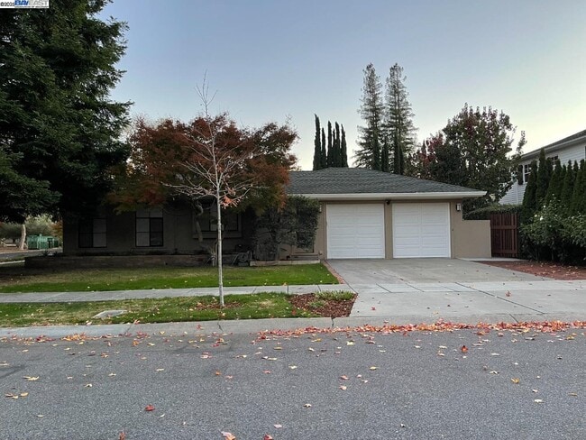 Building Photo - 802 Center Dr