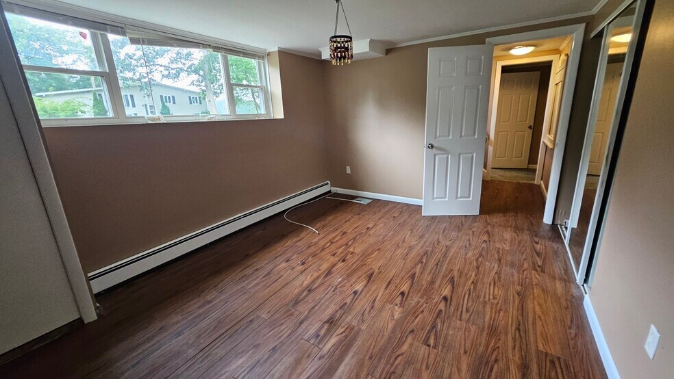 Downstairs Bedroom - 5 Tudor Ct W