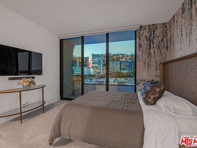 Building Photo - 1100 Alta Loma Rd