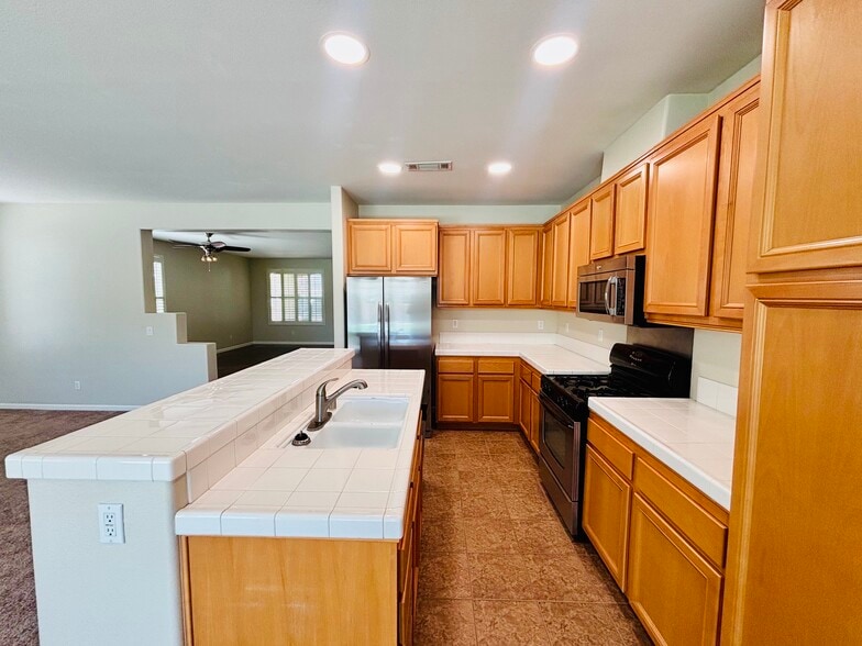 Building Photo - 4640 Trojan Ct
