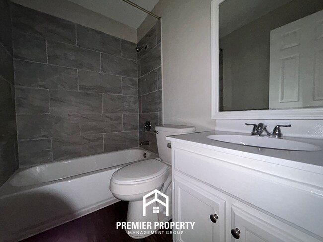 Building Photo - Spacious 3BR Memphis Home | Vaulted Ceilings, Fireplace, 2-Car Garage & Fenced Yard