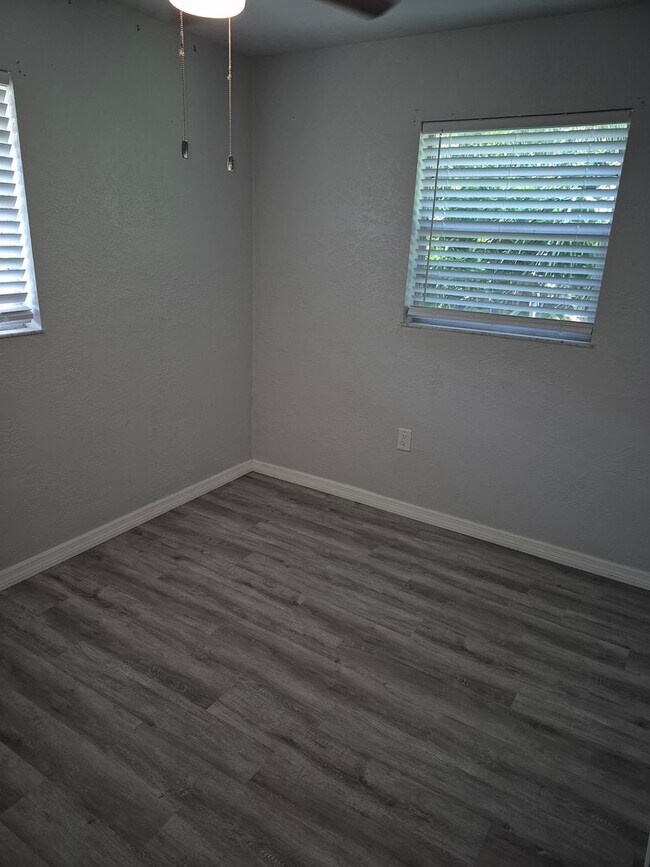Building Photo - Renovated 1BR Near Sponge Docks & Beaches