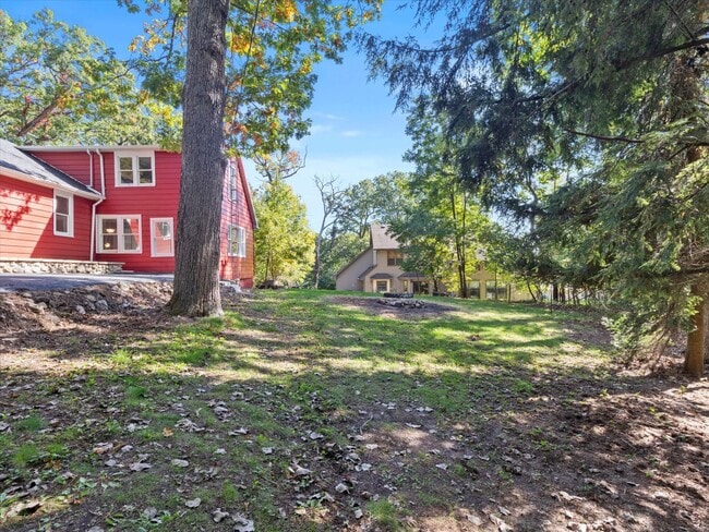 Building Photo - Adorable Lake Como Home Now Available!