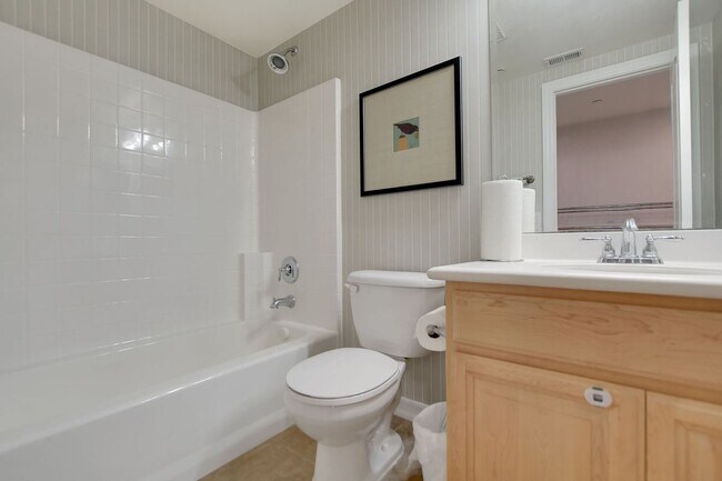 Building Photo - 15723 Parkhouse Dr