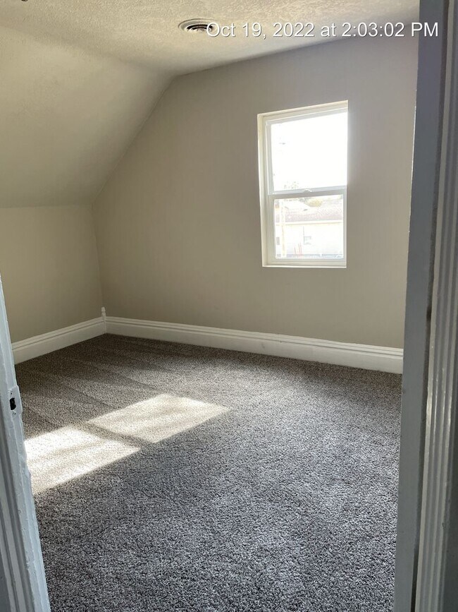 Building Photo - Updated 2 bedroom 1 bathroom home-located in Perry, IA