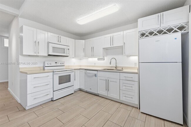 Building Photo - 521 NE 70th St