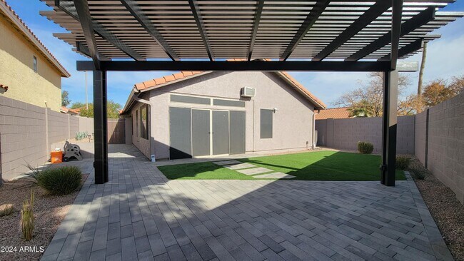 Building Photo - 8817 E Dahlia Dr